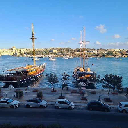 Spacious Seafront Apt Next To Sliema-Valeta Ferry Apartment Exterior photo